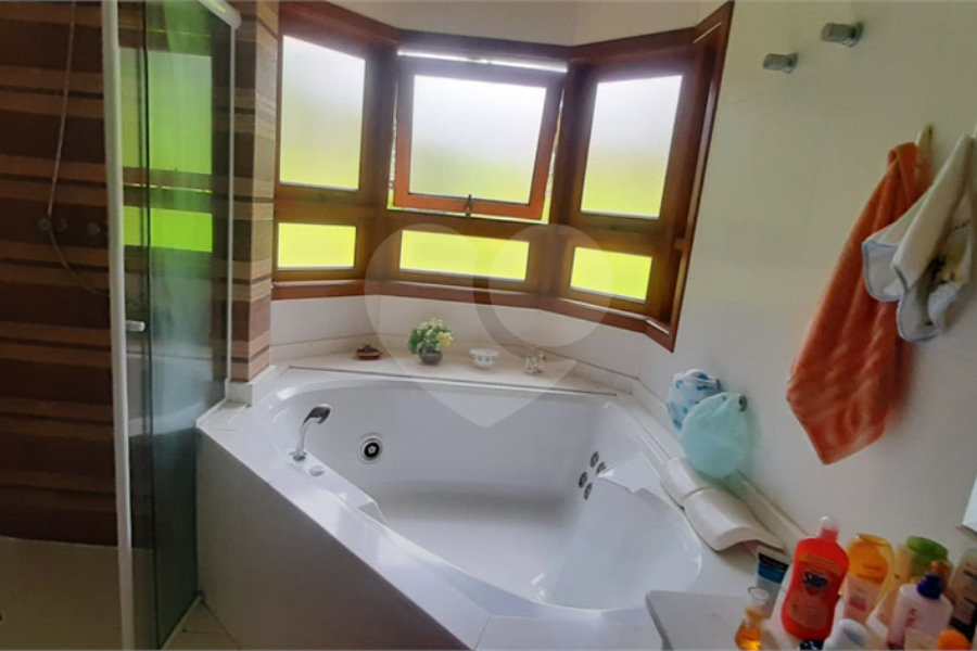 Casa à venda com 5 quartos, sendo 4 suítes, no condomínio Alpes da Cantareira, Mairiporã - SP
