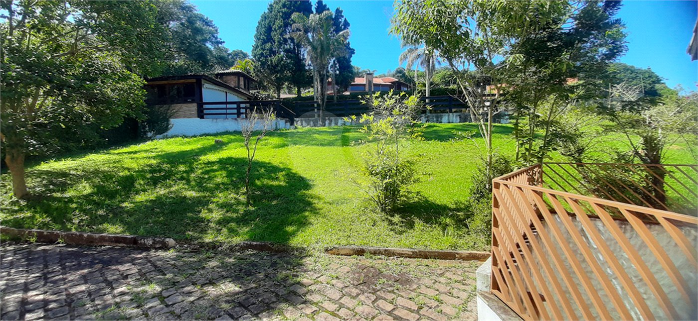 Sobrado à venda com 3 suítes em Serra da Cantareira, Mairiporã, SP