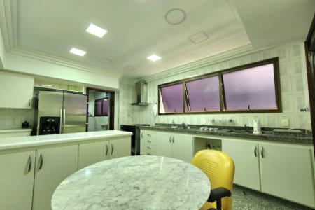 Apartamento Alto Padrão Frente Mar com 4 Dormitórios, 3 Suítes e 3 Vagas na Orla de Santos