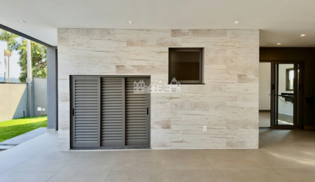 Casa à venda no bairro Loanda em Atibaia com 3 suítes e terraço solarium