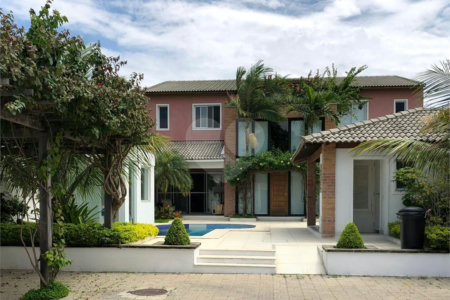 Casa à venda com 9 quartos, sendo 8 suítes, no condomínio Village Elisabete, Rio de Janeiro - RJ