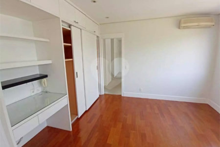 Casa à venda com 3 suítes no condomínio Solares Vila Europa, São Paulo - SP