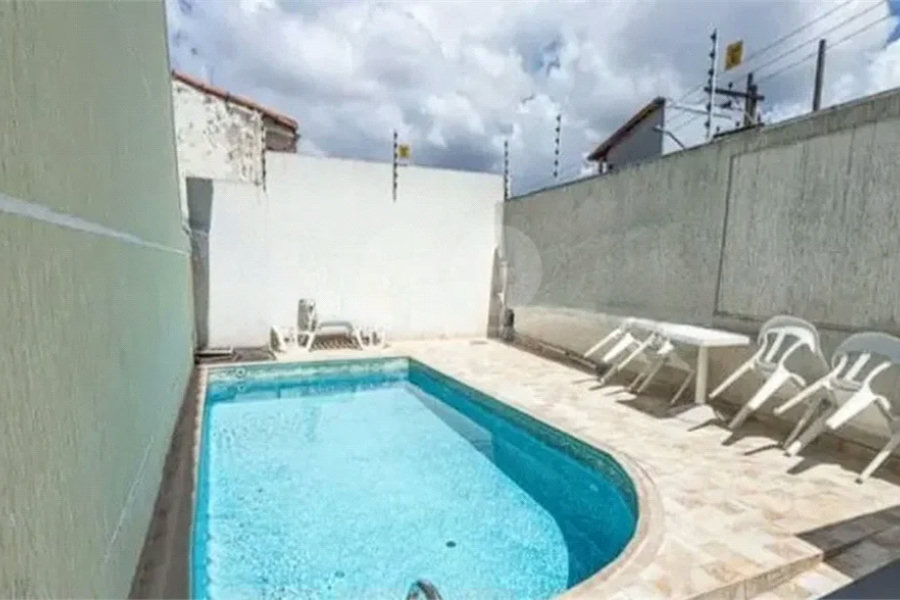 Casa à venda com 3 quartos, sendo 2 suítes, no condomínio Residencial Erika, São Paulo - SP