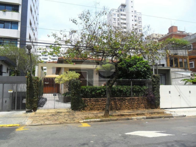 Casa Térrea para alugar com 1 quarto, sendo 3 suítes,  em Indianópolis, São Paulo, SP