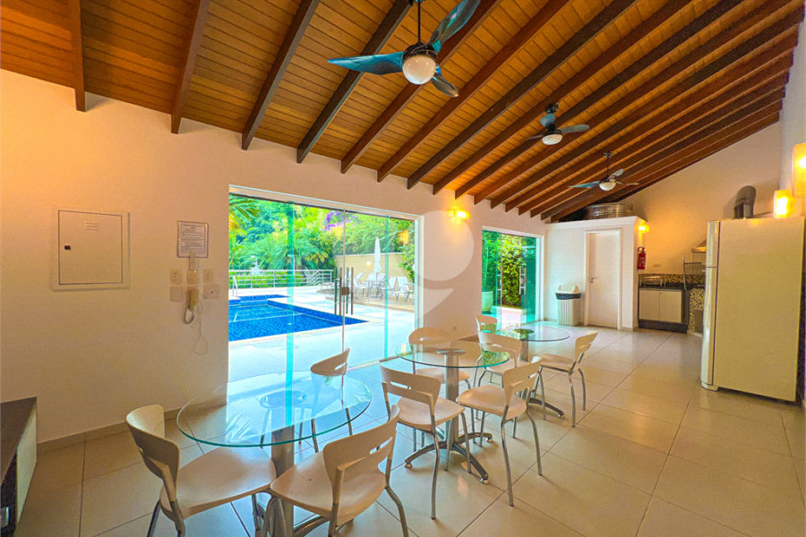 Casa à venda com 3 quartos, sendo 2 suítes, no condomínio Floradas da Serra, São Paulo - SP