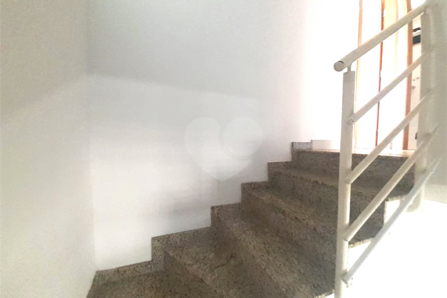 Casa à venda com 3 quartos, sendo 1 suíte, no condomínio Apeu, São Paulo - SP