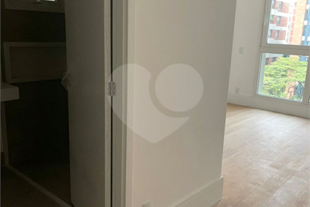 Apartamento à venda com 3 suítes em Moema, São Paulo, SP
