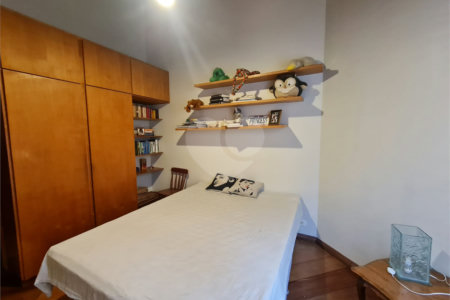 Casa Térrea à venda com 4 quartos, sendo 2 suítes, em Interlagos, São Paulo, SP