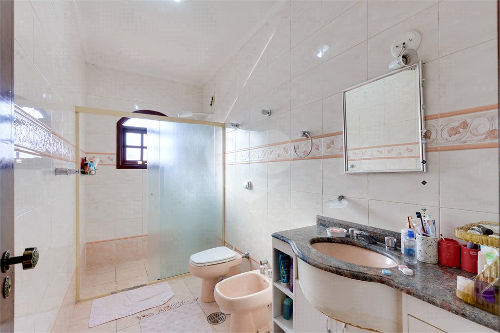 Sobrado à venda com 4 quartos, sendo 1 suíte, em Alto da Boa Vista, São Paulo, SP