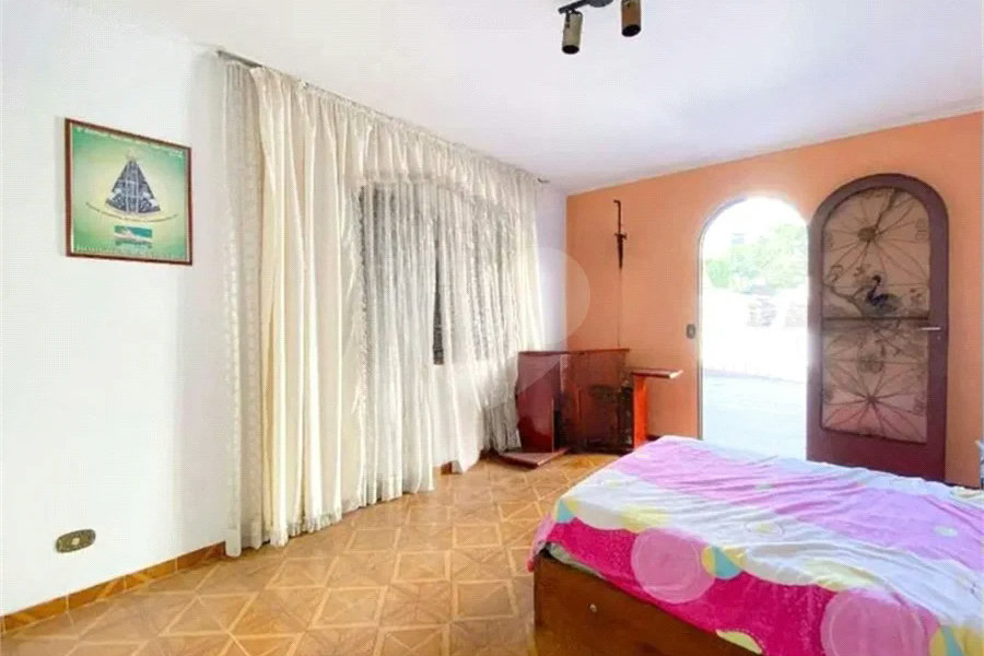 Oportunidade à venda na Vila Ipojuca: Sobrado Espaçoso com 200m²de área construída e 250m2 de terreno - 4 Dormitórios e 5 Vagas de garagem.