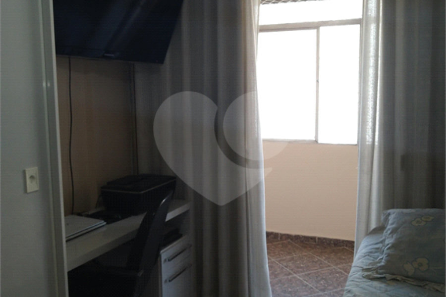 Apartamento duplex, espaçoso, ensolarado. Ideal para uma bela modernização.