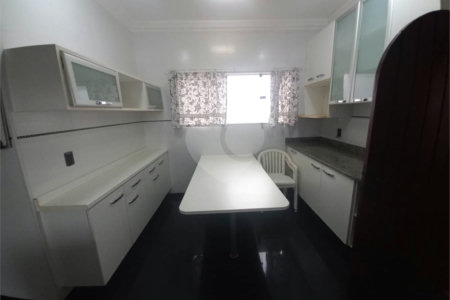 Casa térrea no Condomínio Faber I.
