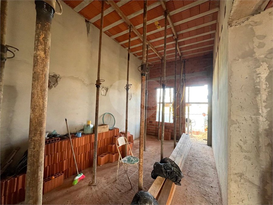 Casa à venda com 2 quartos, sendo 1 suíte,  no condomínio Tivolli, Itapetininga - SP