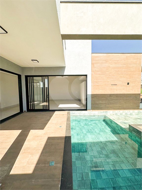 Casa à venda com 3 quartos, sendo 1 suíte, no condomínio Residencial Mont'alcino, Valinhos - SP