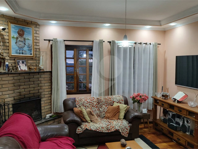 Casa à venda com 4 quartos, sendo 1 suíte,  no condomínio Parque Suiça, Caieiras - SP