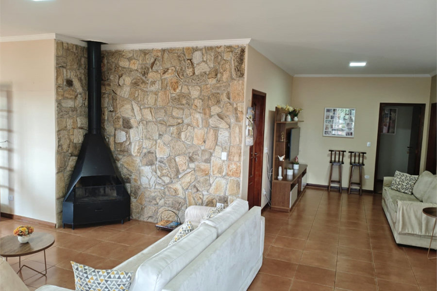 Casa à venda com 4 quartos, sendo 2 suítes,  em Country Residencial Felix, Bom Jesus dos Perdões, SP