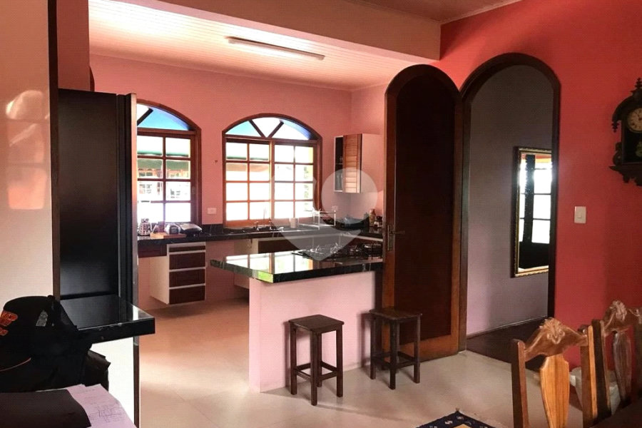 Casa à venda com 5 quartos, sendo 3 suítes, no condomínio Alpes da Cantareira, Mairiporã - SP