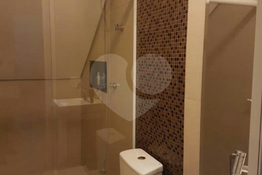 Sobrado à venda com 4 quartos, sendo 2 suítes, em Parque Maria Domitila, São Paulo, SP