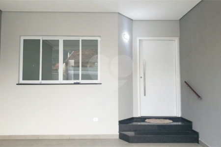 Sobrado novo com 3 suítes, 4 vagas, espaço gourmet com churrasqueira, jardim de inverno e acabamento premium. Conforto, modernidade e sofisticação.