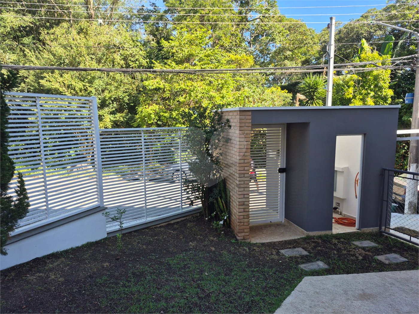 Casa para alugar com 5 quartos, sendo 4 suítes, no condomínio Colinas Japore, São Paulo - SP