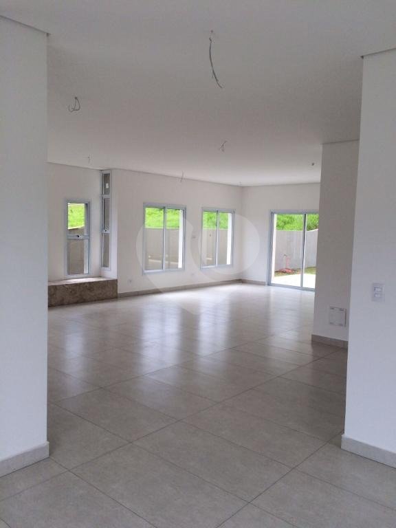 Casa à venda com 4 suítes no condomínio Santa Maria, Cotia - SP