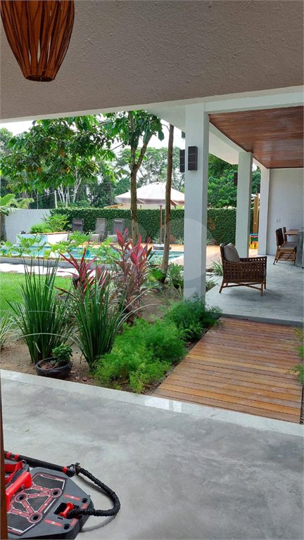 Casa à venda com 2 quartos, sendo 1 suíte, no Centro, Santa Cruz Cabrália, BA
