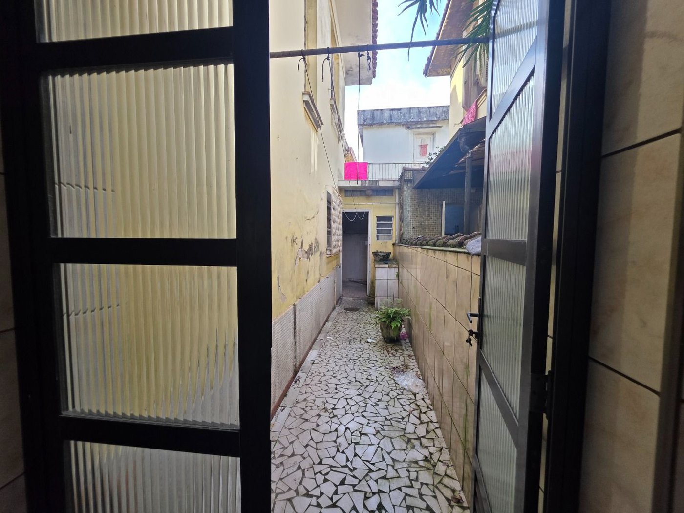Sobrado com 3 dormitórios à venda, 129 m² por R$ 638.000,00 - Encruzilhada - Santos/SP
