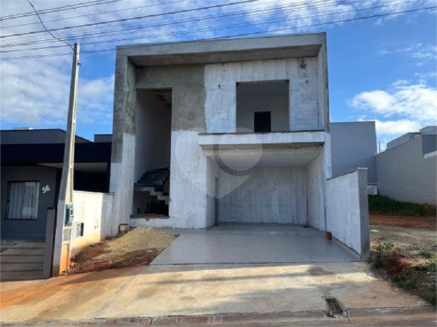 Casa à venda com 3 quartos, sendo 1 suíte,  no condomínio Residencial Marina, Itapetininga - SP