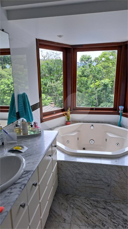 Casa à venda com 6 quartos, sendo 4 suítes, no condomínio Alpes da Cantareira, Mairiporã - SP