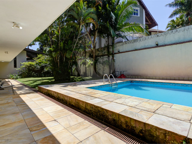 Casa Térrea à venda com 5 quartos, sendo 4 suítes,  em Interlagos, São Paulo, SP