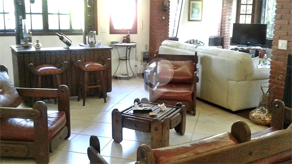 Casa à venda com 4 quartos, sendo 1 suíte, no condomínio Associação Reserva das Hortênsias, Mairiporã - SP