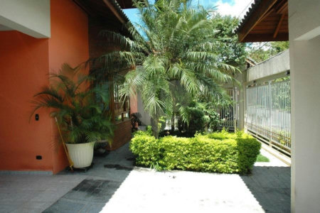 Sobrado à venda com 5 quartos, sendo 4 suítes, em Interlagos, São Paulo, SP