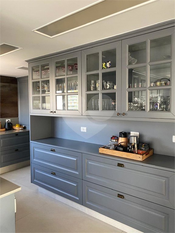 Apartamento de 224m² com 4 dormitórios, 3 suítes, 4 vagas de garagem e deposito