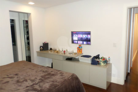 Apartamento à venda com 4 quartos, sendo 2 suítes, em Jardim Londrina, São Paulo, SP