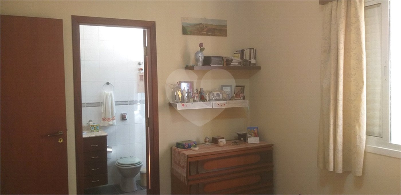 Casa à venda com 3 suítes em Parque Peruche, São Paulo, SP