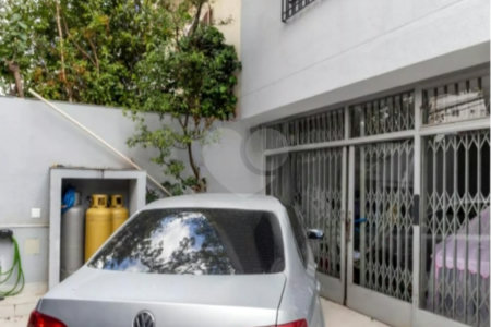 Casa à venda com 4 quartos, sendo 2 suítes, em Vila Gumercindo, São Paulo, SP