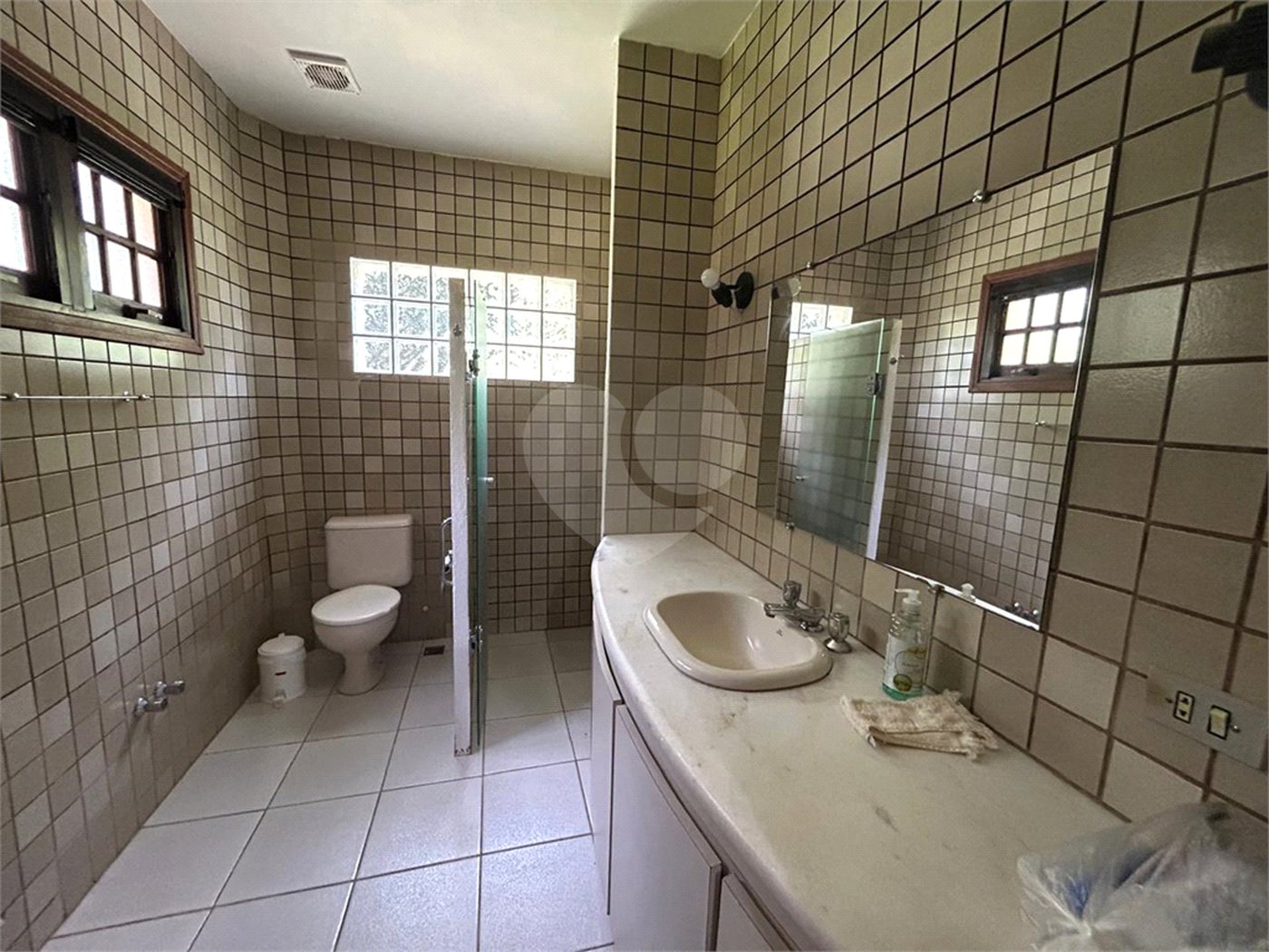 Casa à venda com 5 quartos, sendo 3 suítes, no condomínio Estância Marambaia, Vinhedo - SP