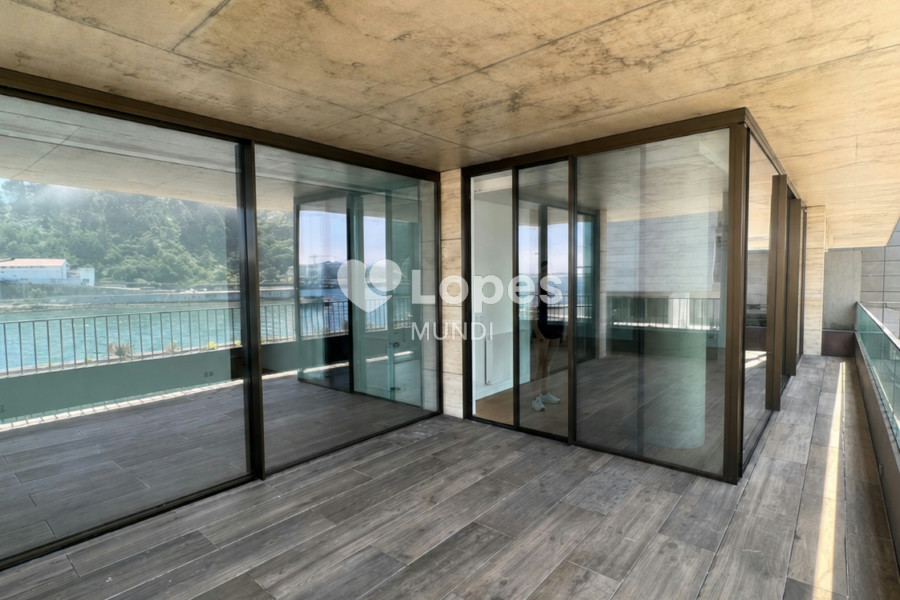 Apartamento T4 à venda em Lordelo do Ouro, Porto, Portugal – 240 m²