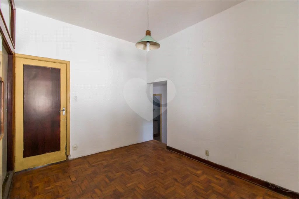 Casa à venda em Moema de 280m² com 4 dormitórios, sendo 1 suíte e 2 vagas de garagem.