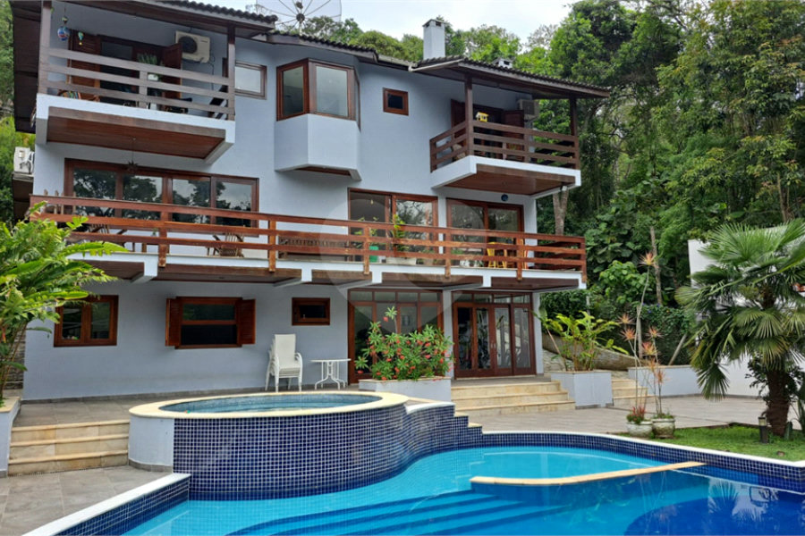 Casa à venda com 6 quartos, sendo 4 suítes, no condomínio Alpes da Cantareira, Mairiporã - SP