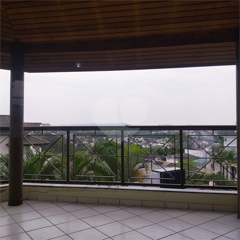 Casa à venda com 4 quartos, sendo 3 suítes, no condomínio Arujá 5, Arujá - SP