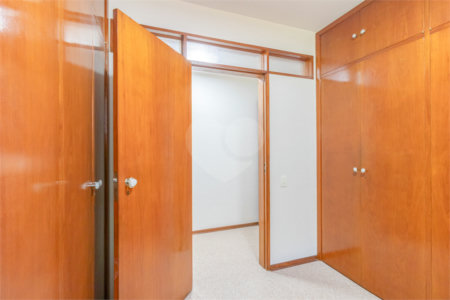 Casa Térrea à venda com 4 quartos, sendo 2 suítes, em Alto de Pinheiros, São Paulo, SP