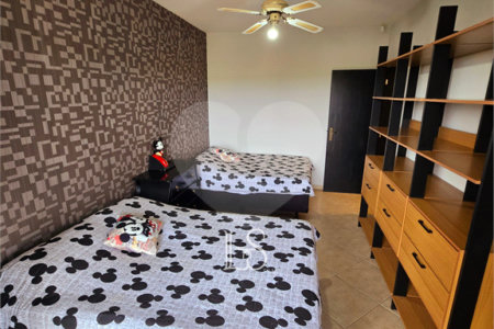 Indaiatuba- Vale das Laranjeiras - Vista dos fundos para o lago - Casa assobradada - 3 pisos, 4 quartos, 2 suítes, uma com hidro ,escritório, sala 3 ambientes, lareira, lavabo,cozinha ampla, despensa, lavanderia, churrasqueira, forno pizza, 6 wcs, piscina, jardim despensa, garagem, segurança