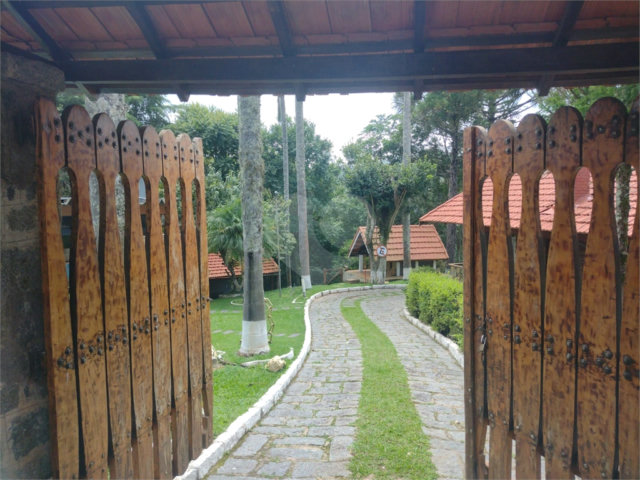 Casa à venda com 4 quartos, sendo 2 suítes,  no condomínio Cinco Lagos, Mairiporã - SP