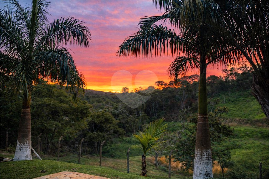 Chácara à venda ou para alugar com 5 quartos, sendo 4 suítes,  em Ouro Fino, Santa Isabel, SP
