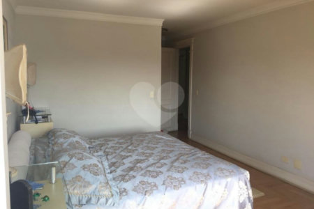 Casa à venda com 5 quartos, sendo 4 suítes, no condomínio Jardim Vitória Régia, São Paulo - SP