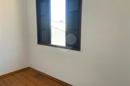 Sobrado à venda com 3 quartos, sendo 1 suíte,  em Parque Maria Domitila, São Paulo, SP
