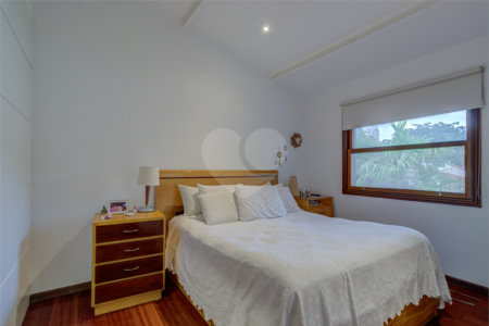 Casa à venda com 4 quartos, sendo 2 suítes, no condomínio Vila Antonieta, São Paulo - SP