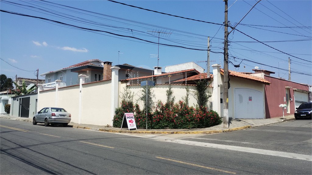 Casa à venda com 4 quartos, sendo 1 suíte,  em Vila Oliveira, Mogi das Cruzes, SP