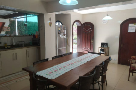Casa à venda ou para alugar com 3 quartos, sendo 1 suíte, em Estação, São Roque, SP